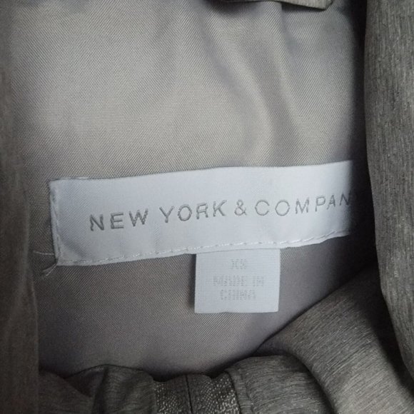 ✨XS Women's Winter Vest New York and Company Puffy hooded lightweight warm Gray✨ - Picture 3 of 5